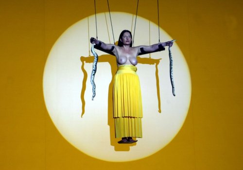 Die masochistische Performance-Künstlerin Marina AbramovicNackter SchmerzSie rammte sich Messer in die Finger, wurde in Flammen ohnmächtig und saß 75 Tage lang auf einem Stuhl. Was Marina Abramovic heute über ihre kompromisslosen Performances denkt,