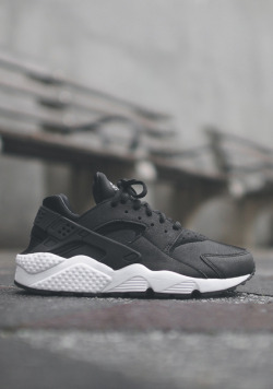 shoe-pornn:  Nike Huarache Black/White.