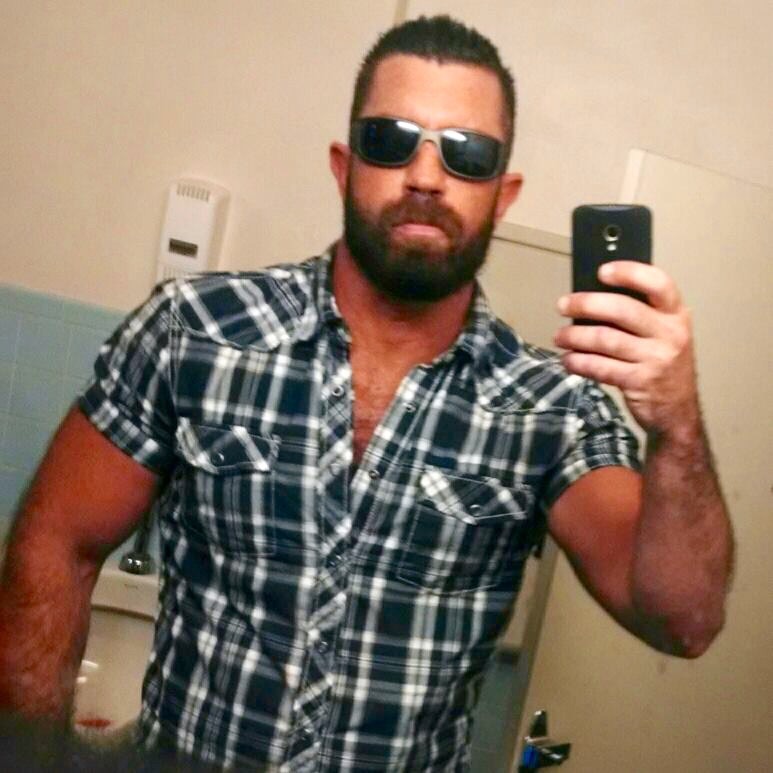 phd-bullrider:  Muscles and beard!  Sexy combination!