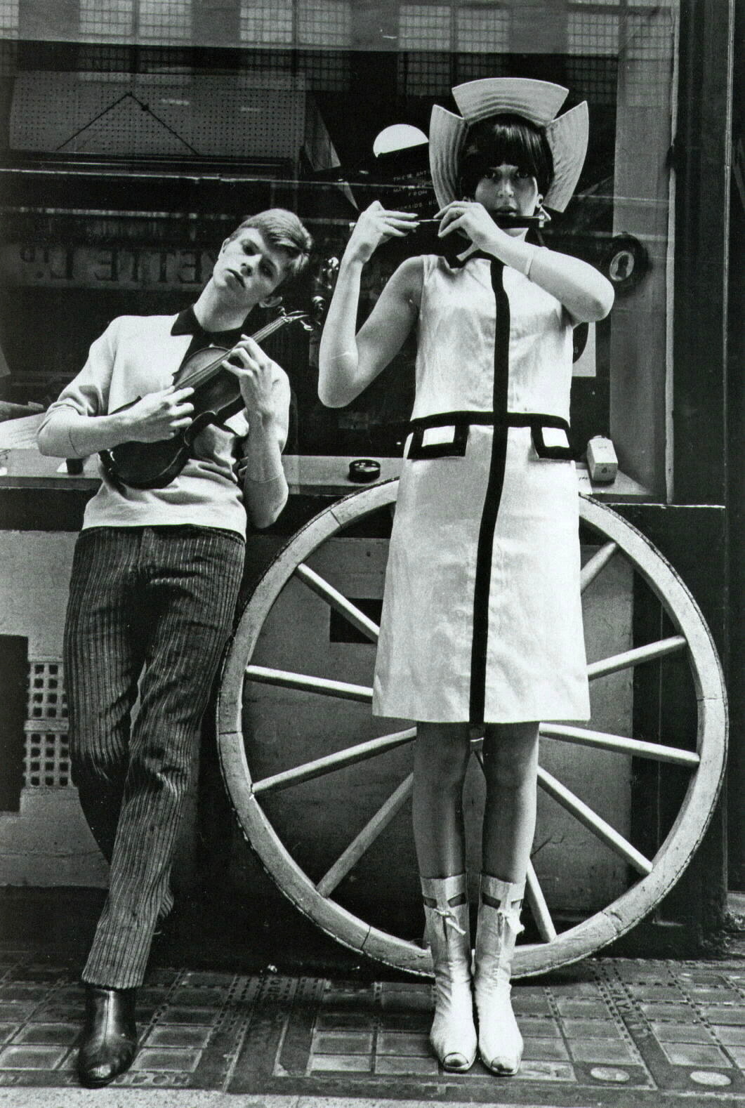 musicbabes:  David Bowie and model Jeanette De Souza photographed by Fiona Adams,