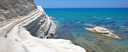 ferribotti:  Eraclea Minoa - AgrigentoLa percezione di un chiassoso silenzio.Se tu fossi un pittore mi capiresti perché quello che per gli altri è lo stare zitti sdraiati sulla sabbia, per noi che vediamo trame sottili a cui nessuno fa caso, diventa