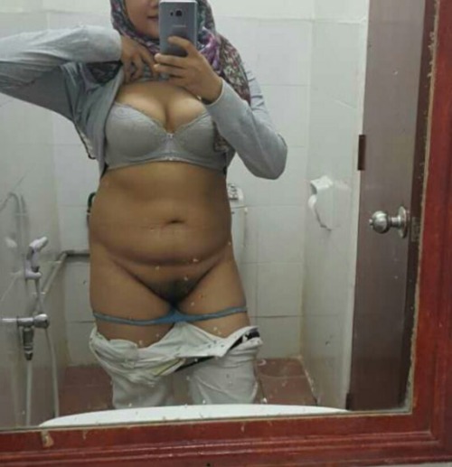 berahimelayu: luciferiandent: mieza92: Gadis hijab selfie bugil di toilet utk bf Sgt menyelerakan… 