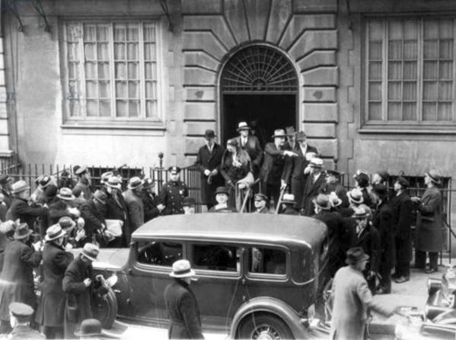 President-Elect Roosevelt and his wife Eleanor leaving their Manhattan townhouse in 1933 amid the fl