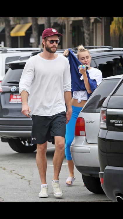 Sex famous-male-celeb-naked:  Liam Hemsworth(Miley pictures