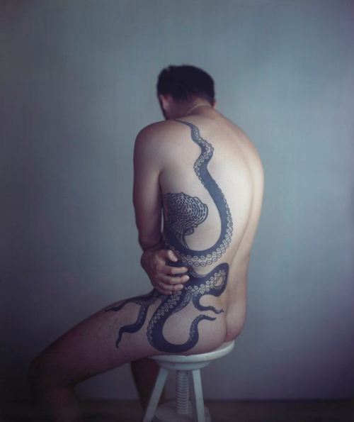 ddmag:Richard Learoyd. Hombre con tatuaje de un pulpo, 2011 Beautiful