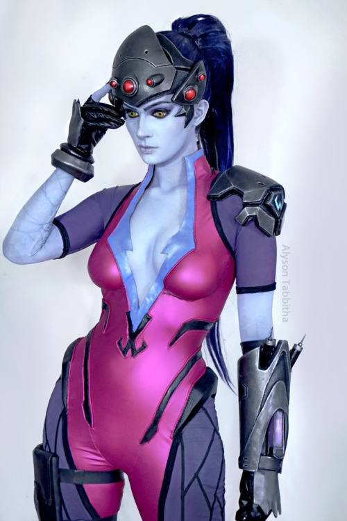 chillguydraws:  overbutts:  Widowmaker Cosplay  I thought this was the actual game model holy moly!   <3 <3 <3