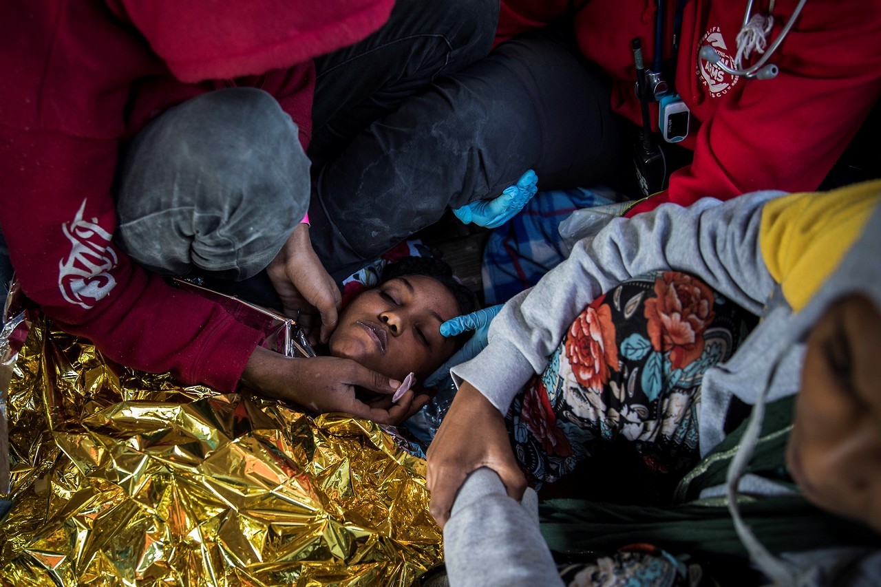 REFUGIADOS. 450 refugiados y emigrantes subsaharianos, en su mayoría de Eritrea, esperan para ser rescatados por trabajadores humanitarios de la ONG española Proactiva Open Arms, mientras intentaban salir de la costa libia y llegar a suelo europeo en...