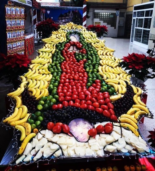 La Virgen de Guadalupe hecho por verduras 🍅 y frutas 🍌. Que cute.  (at Hacienda Pèrez-Garcia) https://www.instagram.com/p/BtnTMg_HfKt/?utm_source=ig_tumblr_share&igshid=170xaha4kk6bw