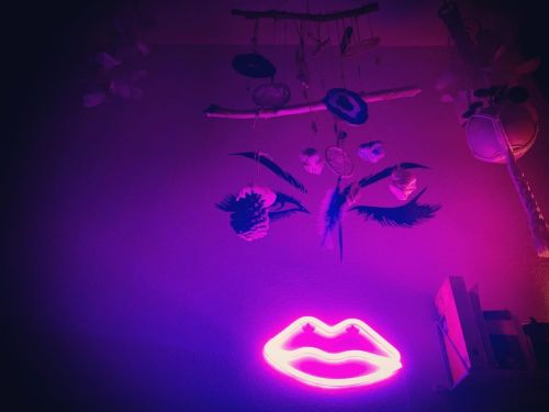 #electropunk #bohochic incorporated… added the #neonlips as a reading light - bc who doesn’t 