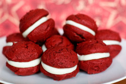 ourspacebetween:  chairmaster3:  chew-s:  red velvet whoopie pies  (+recipe)  Grrrr!!  PRETTY PLEASE!!!