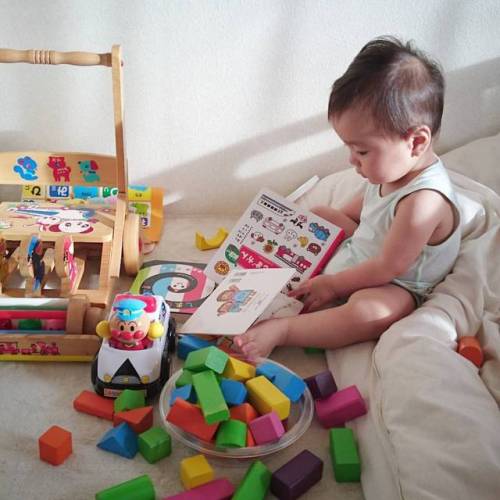 朝の光がきれい。Playing in the early morning light.#family #babyboy #kid #love #earlymorning #japan