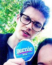 alfred-enoch:  Daniel in glasses supporting Bernie Sanders   (๑♡⌓♡๑) 