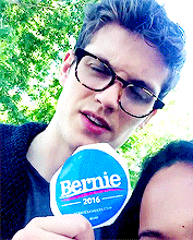 alfred-enoch:  Daniel in glasses supporting Bernie Sanders   (๑♡⌓♡๑)   