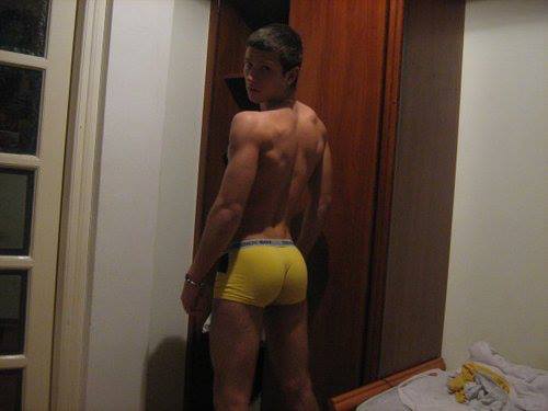 idgafwhawha:  CATCH ME A WHITE BOY LIKE THIS, IM BAITIN!