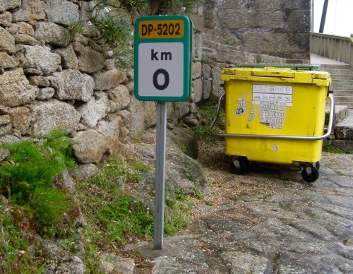 Colector no final do mundo (Contenedor de basura en el fin del mundo), Muxía, Galicia, 2012.A few me