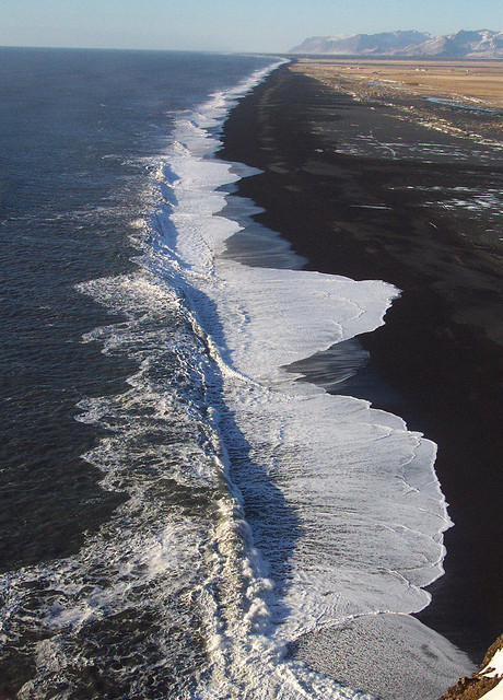 Beach at Dyrhólaey (by pchgorman)