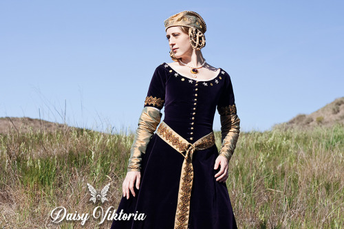 Medieval fashions by Daisy Viktoria1-2. Bliaut3-4. Cotehardie