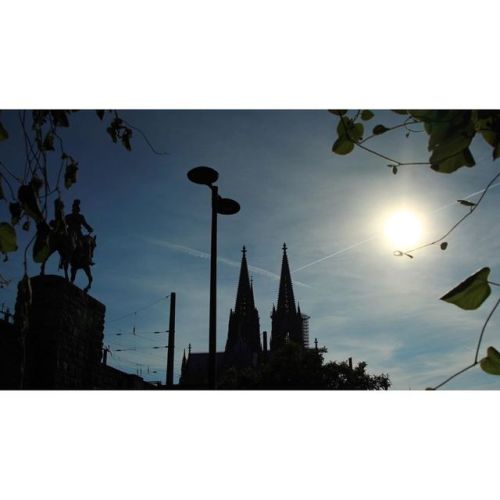 Köln skyline #köln #germany #travelphotography #canon #canonphotography #skyline #sun #16x9 (at Köln