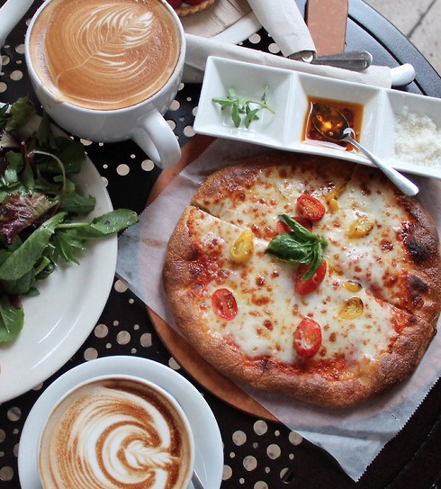 lights-in-budapest:  Coffee and Pizza