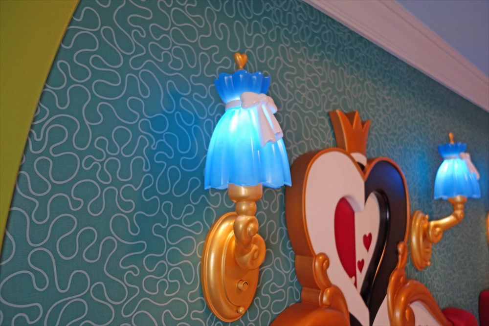 tinkeperi:Tokyo Disney Resort: Alice in Wonderland room:)