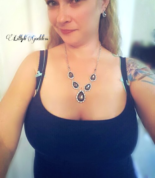 lillybgoddess:mrmrssecret:Sharing some tame Sexy today! Have a great day you 2! Http://lillybgoddess
