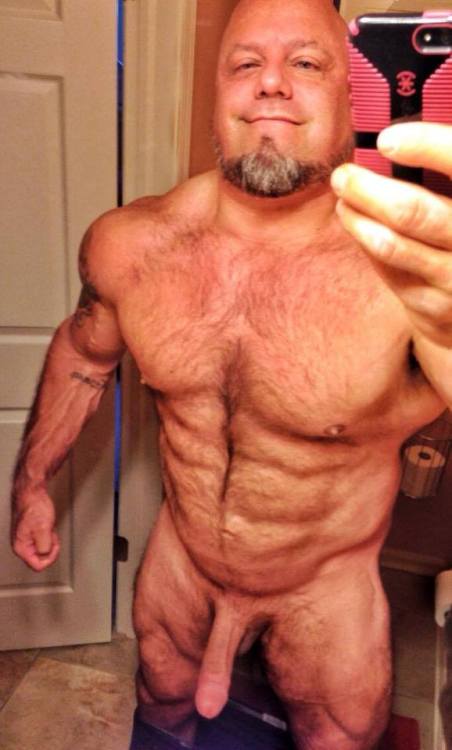 keybladebear77:Big powerlifter Stevey P. Damn that is a long rod. Wish he wasn’t straight tho…
