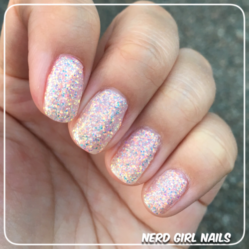 I absolutely adored this super glittery gel polish from @lightelegancehq and they’re from Oreg