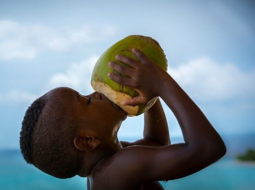 Refreshing *tag source* . . . #2frochicks #replenish #coconutwater #cutekids #curlyhair #bighair #br