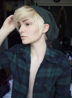 criedwolves:i wore green for st. paddy’s day and i ended up looking like modern au link….