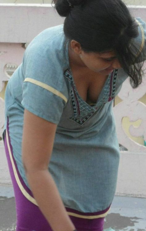 cleavagesaround: Cleaning aunty hot boobs cleavage… Reblog if you wanna more  #desi #desihot 