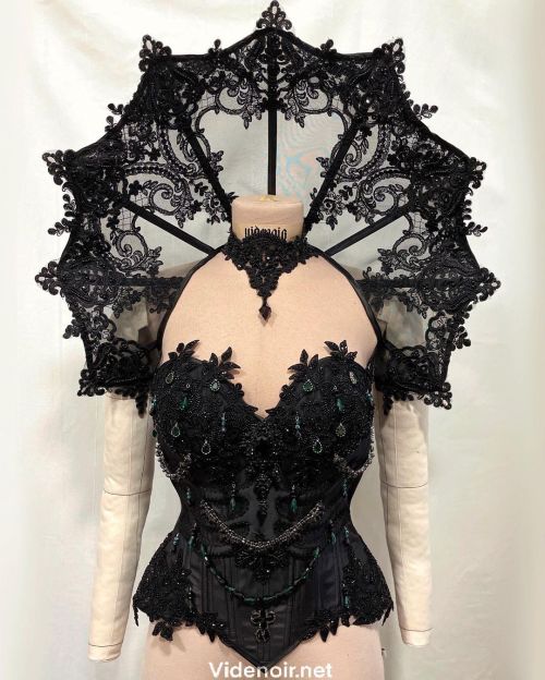 What you will wear for halloween? #queen #vampire #elizabethan #custom #lace #corset #corsetry #hand