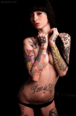 tattooedwomenarebeautiful:  Modèle: Krissy