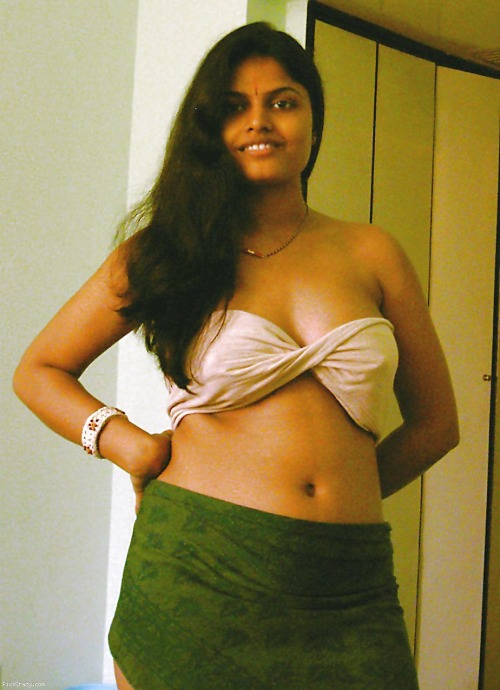 desiaunties4you:  Sexy but non-nude photos of Arpitha, desi housewife