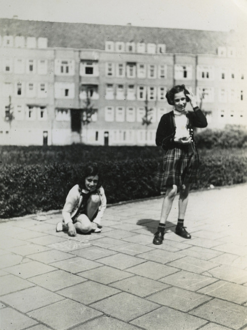 Seis momentos da curta vida de Anne Frank. Na ocasião em que seu país natal prepara um filme sobre sua vida, recordar as peças do Diário é cada vez uma necessidade premente. (1) Anne Frank e sua amiga Sanne na Praça Merwedeplein; (2) Anne e Hanneli...
