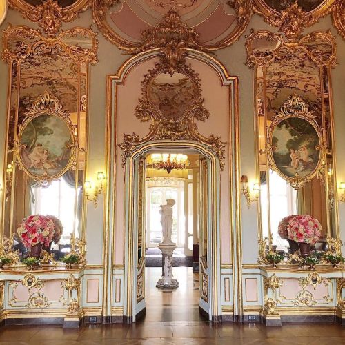 adorleehaze: tender-green-life:   hollieturner:  Oh so feminine details. Such a dream! Here’s a snap of my favorite corner in our hotel here in Florence!! Sad to be leaving but excited to head to Rome! 