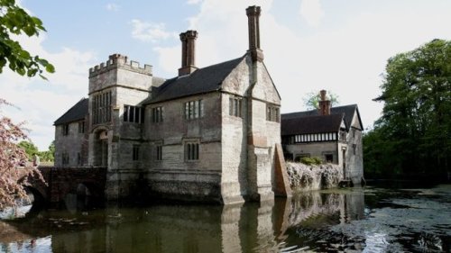 Medieval garden characteristics:Gardens enclosed with wattle fences or quickthorn hedgesTrellis walk