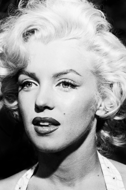 missmonroes:  Marilyn Monroe at Grauman’s