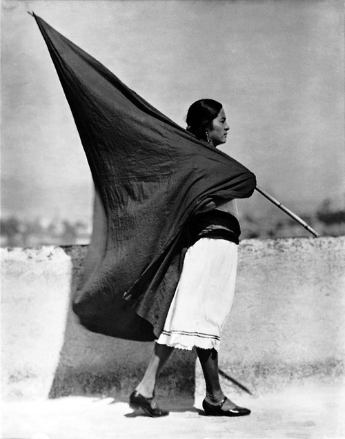 Sex mondfaenger: Photo by Tina Modotti, Revolución pictures