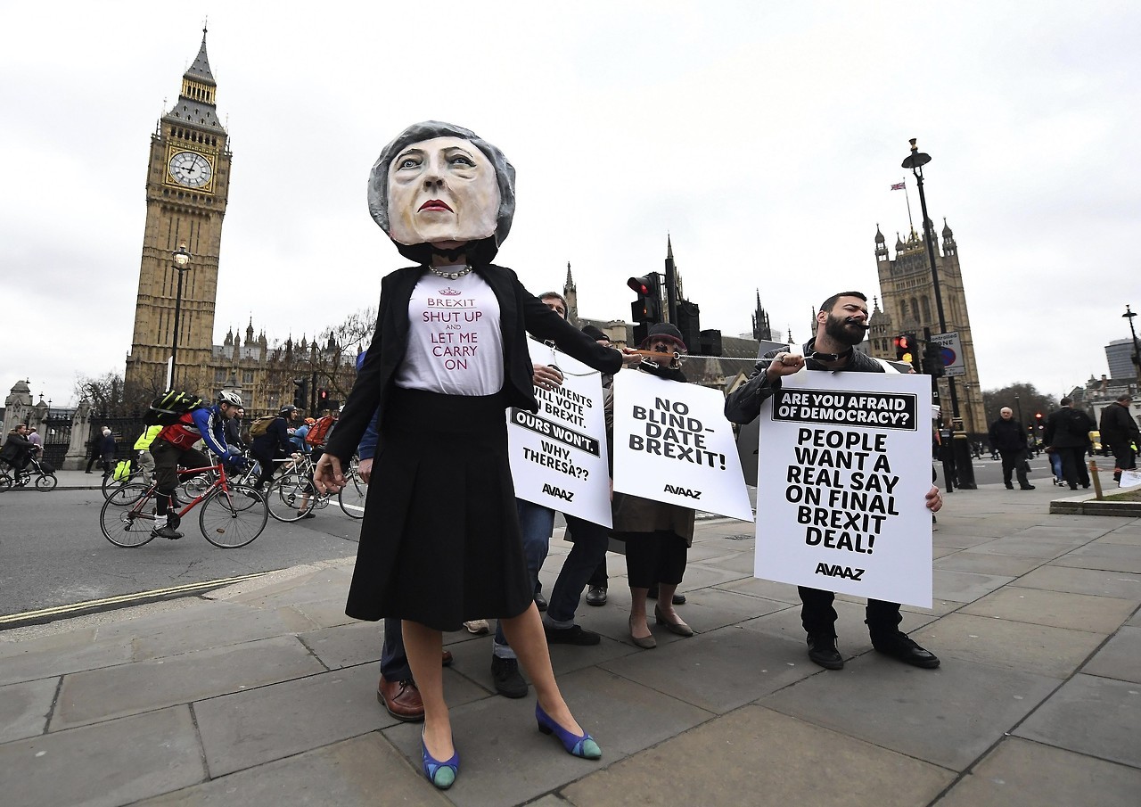 Brexit: el Reino Unido inicia la compleja separación de la UE. Londres sigue siendo un socio de Europa. Theresa May: “No hay vuelta atrás”. Protestas fuera de la Cámara de los Comunes en el centro de Londres. “¿Tienes miedo a la democracia? La gente...