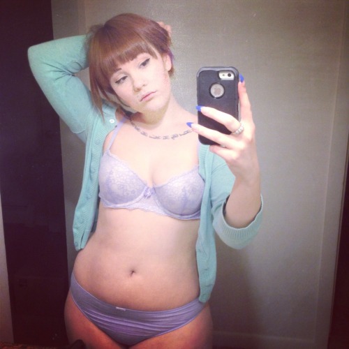 killerkurves:  ramonaflour:  @ramonaflour  Hoppin’ on @chaturbate  