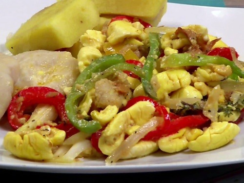 jamaicaismyplayground:  Yumm let this ” hot up yu head a likkle” you’re welcome!!