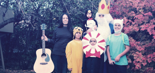 malehealthfitnesshockey:  donthatemecusimbeautiful:  Awesome Family Halloween Costumes   Ummm…this falls under Awesome Parenting…