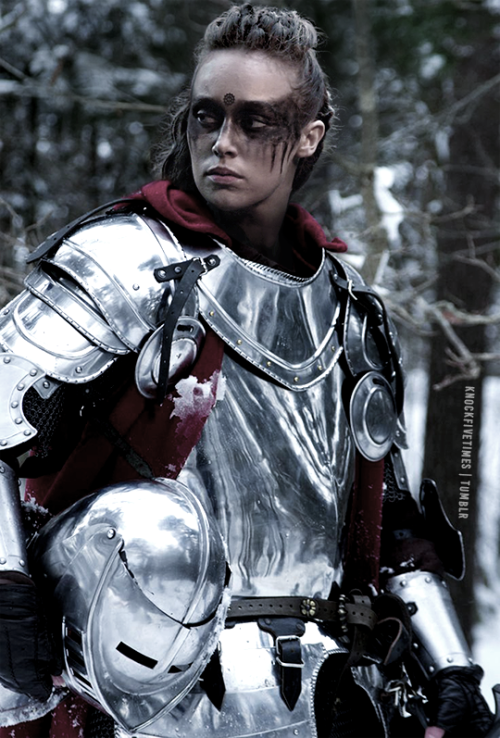 knockfivetimes:A lesbian and her sword // Knight!Lexa [original images] My head is gone! Oh well, I guess Lexa is prettier. :P