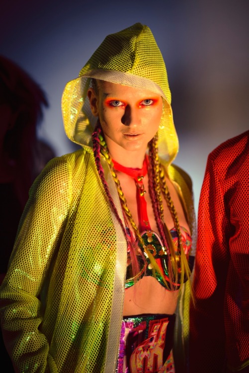 marlo-noni:  Nixi Killick, Melbourne Fashion Festival Holy shit, you guys.  I love the hell out of this.  Sci-fi psychedelic rave fashion! 