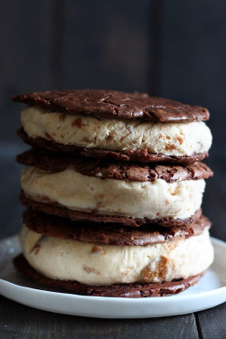 omg-yumtastic:  (Via: hoardingrecipes.tumblr.com) Cookie Butter Brownie Ice Cream Sandwiches - Get this recipe and more http://bit.do/dGsN  Sinful