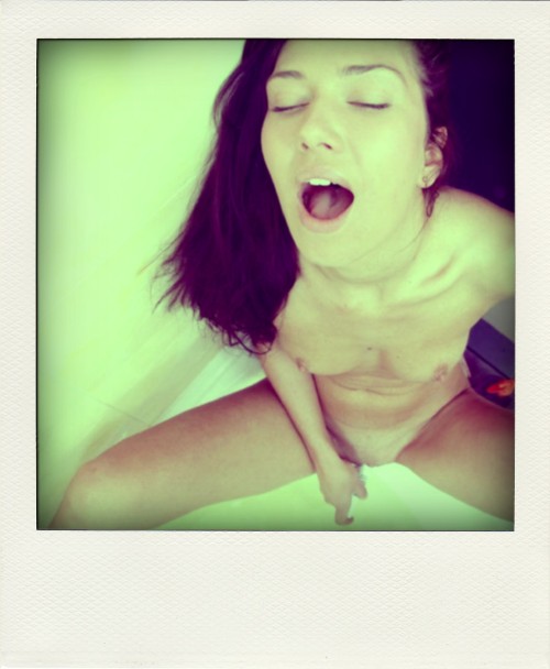 polaroidstyleporn:  Girls who love to play with themselves! As all girls shoud. 