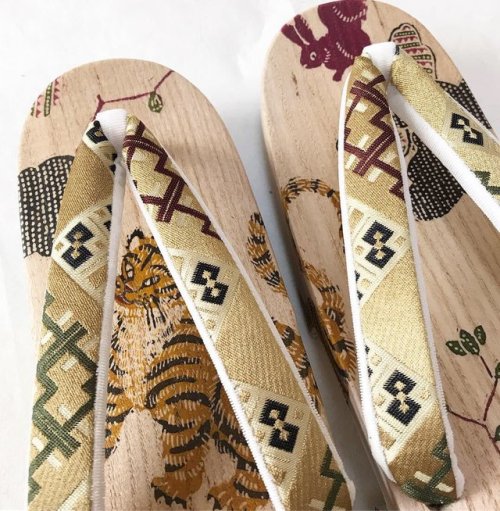 Beautifully adorned geta by Hare-yaToo bad those painted soles would probably wear off kinda quick :