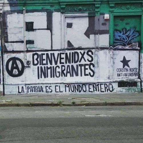 “Bienvenidxs Inmigrantes / Immigrates WelcomeLa patria es el mundo entero / Our nation is the world”