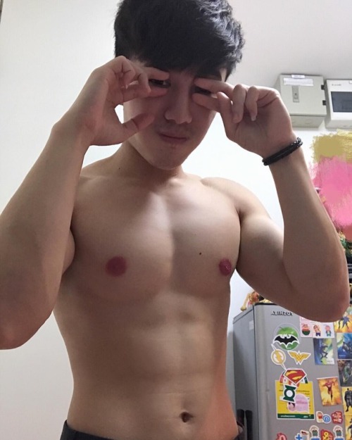 6sg: 6sg: ccbbct: www.instagram.com/kapaopeh/ Look at his nipples! 0_0 Yeah, they’re so pi