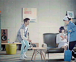 pearlescentskyblue:  Nice guy Minho wanted to give Sulli 10MB data on her phone but…